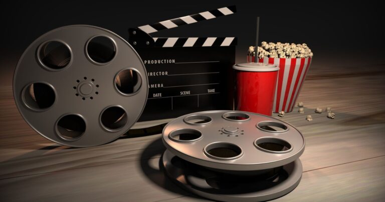 A képen mozifilm tekercsek láthatók és popcorn