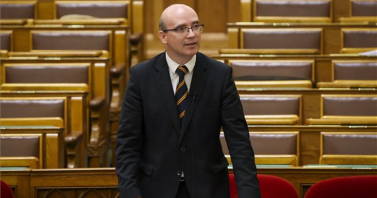 A képen Maruzsa Zoltán látható.