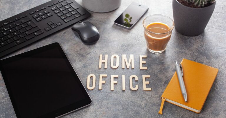home office felirat, munkaállomás eszközei és kávé