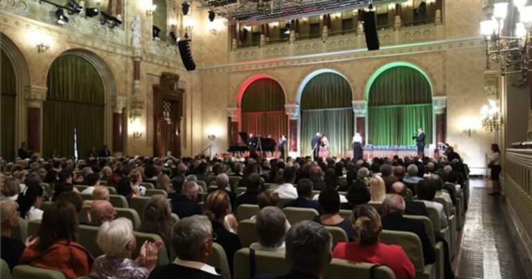 A Pesti Vigadóban készült kép a díjátadásról