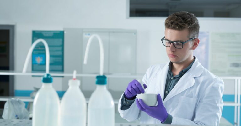 Vegyész technikus a laboratóriumban.