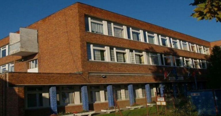 Pápai SZC Acsády Ignác Technikum és Szakképző Iskola épülete.