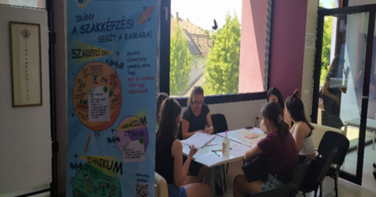 A képen a CSKIK pályaorientációs foglalkozása látható.