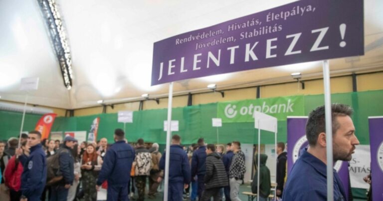 Rendvédelmi pályaorientációs napon egy Jelentkezz! feliratú stand és körülötte gyerekek és felnőttek állnak.