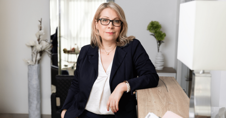 A képen Dolányi Éva fodrász szakoktató látható.