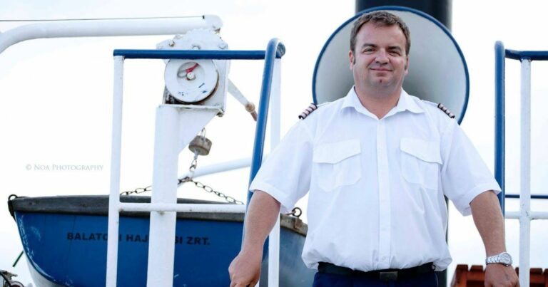 Peizer Szabolcs BAHART hajójának a lépcsőjén jön le.